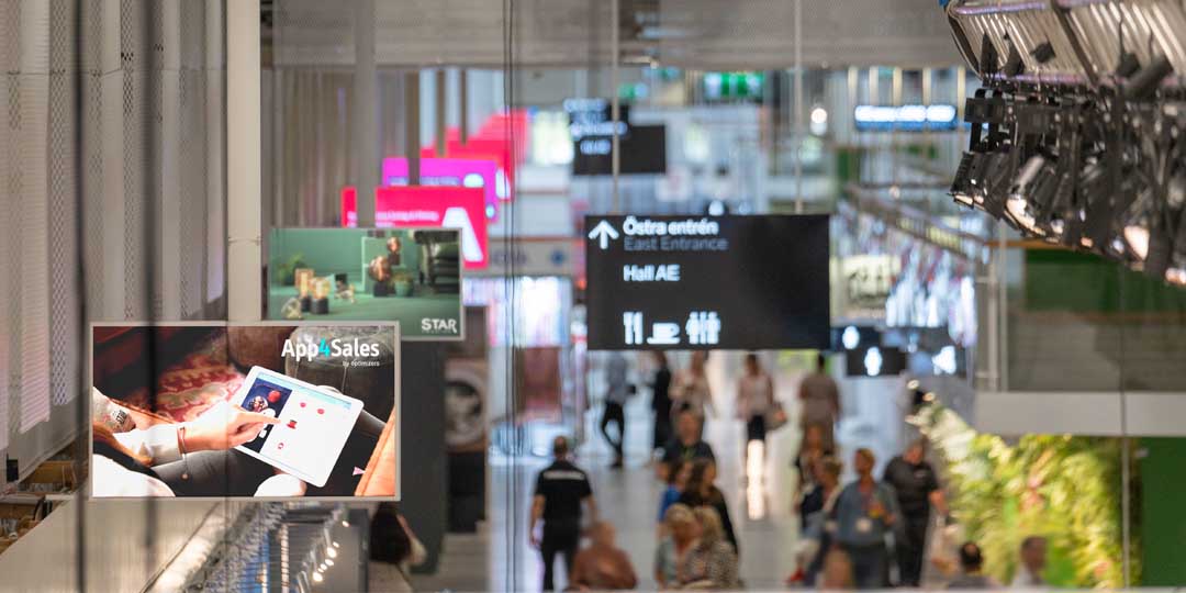 Flera digital skyltar i en gång inne i mässan